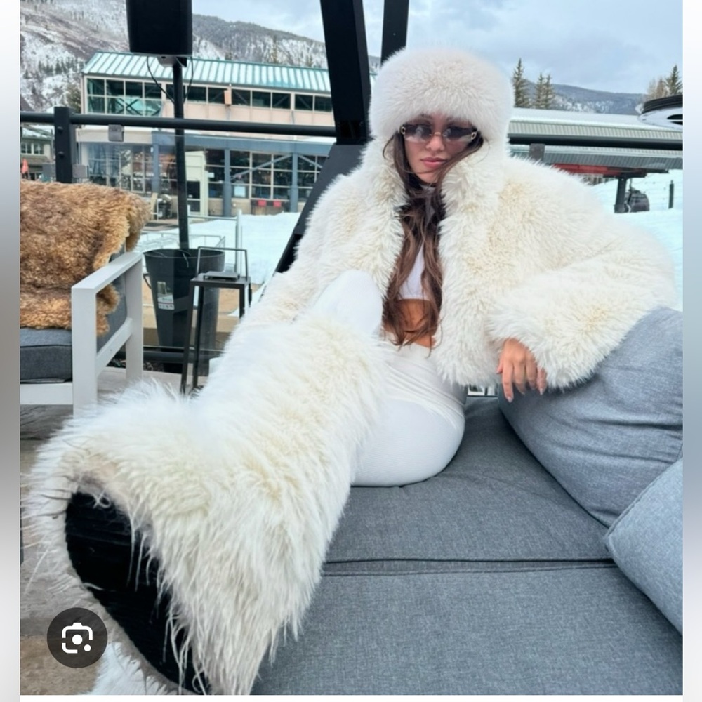NWT Alo Yoga Opulent Faux Fur Cropped Jacket in Ivory - S - Picture 9 of 16